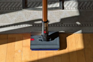 Wischsauger Dyson Pencilwash im Test: so schmal, dass er überall Platz findet