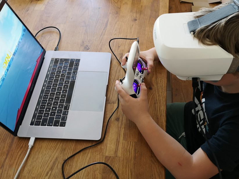 Dank günstiger Videobrille kann der Nachwuchs gefahrlos und sehr realistisch üben.