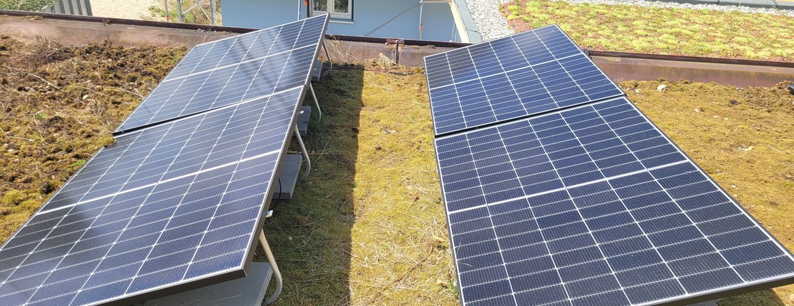 Viele Balkonkraftwerke finden auch auf Garagendächern Platz.
