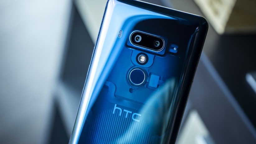 Die Rückseite des blauen HTC U12+ ist transparent