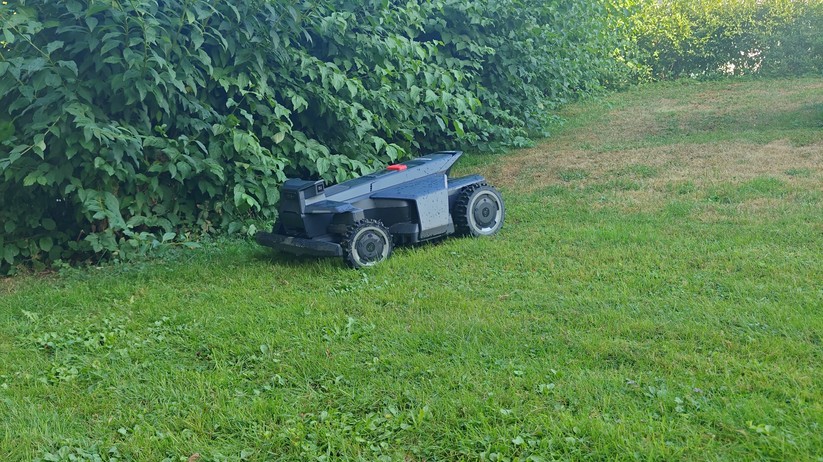 Segway Navimow X420: Großer und schwerer Allrad-Mähroboter mit RTK- und Kamera-Navigation für Rasenflächen bis 2000 m², 42 cm Schnittbreite, lenkbare Vorderräder, aber ohne Kantenschnittoptimierung.