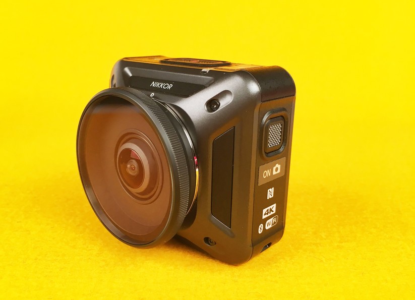 Mit dem entsprechenden Linsenaufsatz ist die Nikon wasserdicht.