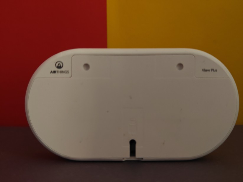 Der Raumluftsensor Airthings View Plus misst Radon, CO2, PM2.5, PM1, Temperatur, Luftdruck und -feuchte.