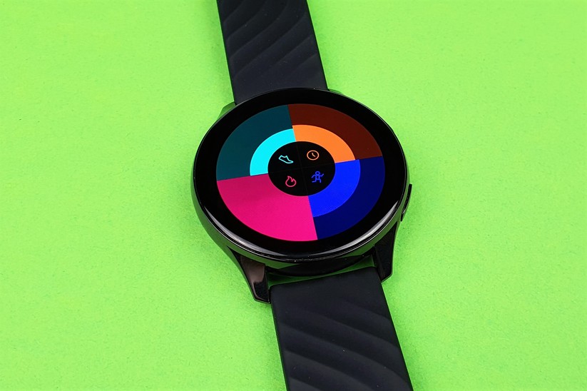 Oneplus Watch: Unterschiedliche Farbfelder füllen sich in vier Kategorien, je mehr man sich bewegt.