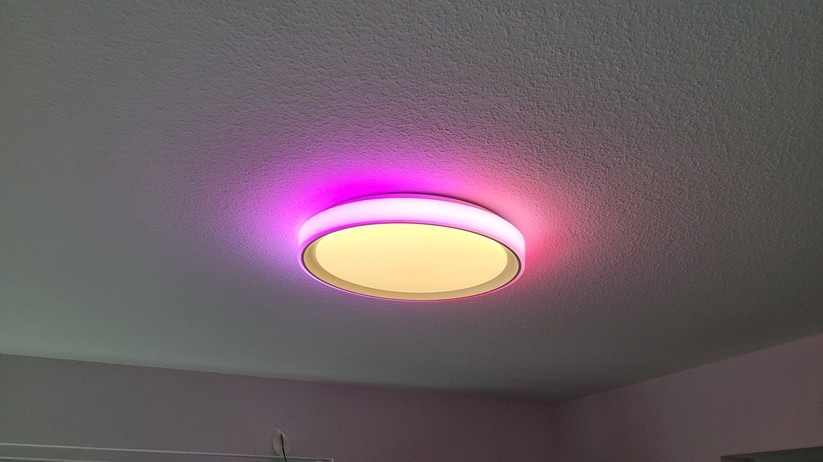 Die Aqara Deckenleuchte T1M funkt mit Zigbee und benötigt daher einen Hub. Sie ist außerdem kompatibel zu Homekit und Matter, sodass sie auch von anderen Smart-Home-Zentralen wie Apple Home, Samsung Smartthings, Homey Pro, Home Assistant, Google Home sowie Amazon Echo und Echo Hub steuern lässt. Die Hauptlampe mit einem Durchmesser von knapp 50 cm unterstützt eine Weißfarbton-Steuerung, während das umlaufende Seitenlicht dank RGBIC-Technik sehenswerte Animationen und Farbverläufe darstellen kann. Ihre LEDs sind hell genug, um einen Raum mit einer Größe von bis zu 25 m² zu beleuchten. Die maximale Leistungsaufnahme beträgt 25 Watt.  