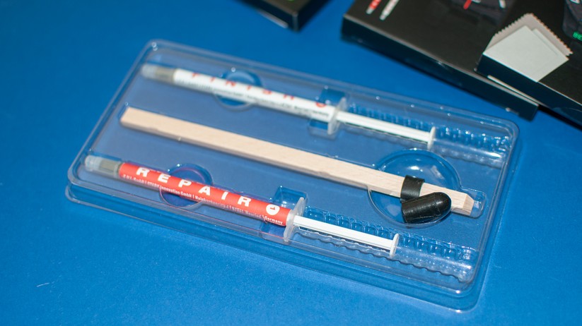 Im Set ist eine Reparaturpaste sowie eine Polierpaste samt Stoffstreifen zum Auftragen. Bis zu acht Anwendungen sind mit einem Set möglich. 