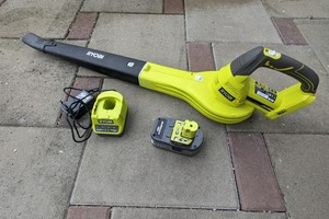 Laubbläser Ryobi RBL1820S04F im Test: günstig und leicht