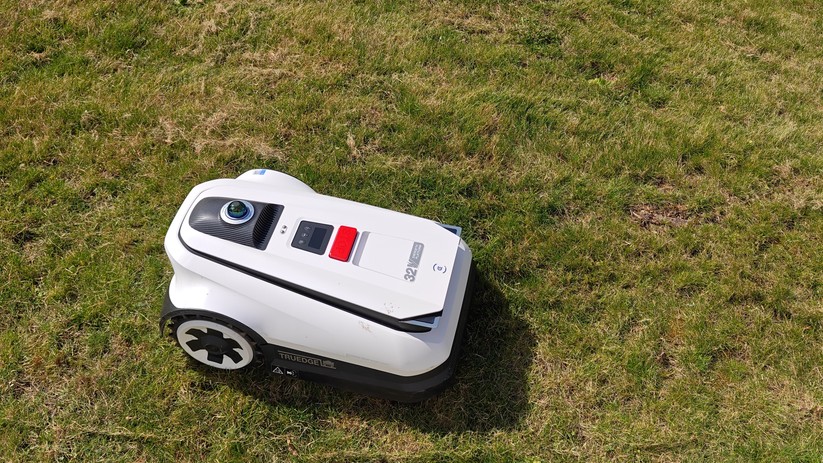 Ecovacs Goat A3000 Lidar: Dank eines Dual-Lidar-Navigationssystems kommt Ecovacs’ Spitzenmodell ohne Satellitennavigation und Begrenzungsdraht aus.