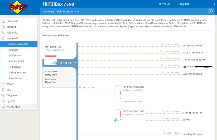 Das blaue Mesh-Dreieck am FRITZ!Powerline 1260E zeigt an, dass dieser PLC-to-WLAN-Adapter erfolgreich in das Mesh-Netz der Fritzbox 7590 integriert wurde: Er hat jetzt automatisch die gleiche (!) SSID sowie den gleichen (!) WPA2-Key wie die Fritzbox angenommen.
