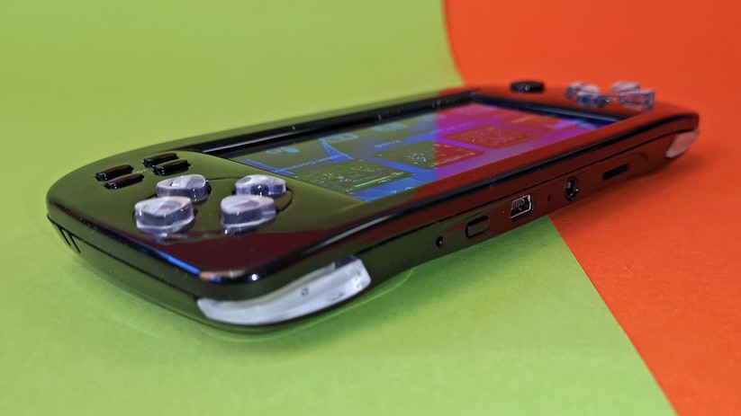 Mobile Retro-Konsolen: Dank ders MicroSD-Karte funktioniert hier auch legale Homebrew-Software 