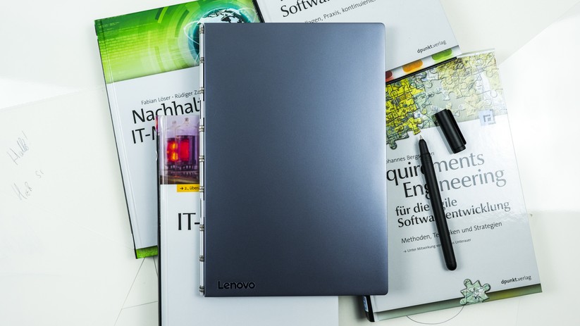 Mit 9,6 mm ist das YOGA Book von Lenovo flacher und sogar leichter als so manche Bücher.