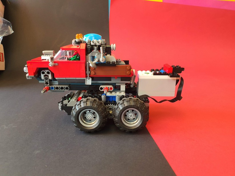 Ein schnell umgebauter Stunt-Truck auf dem Batman-Motorset. Das geht bestimmt noch schöner, funktioniert aber wunderbar. 