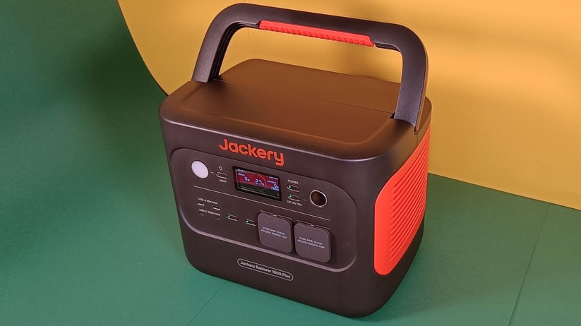 Der Griff der Jackery Explorer 1000 Plus ist klappbar.