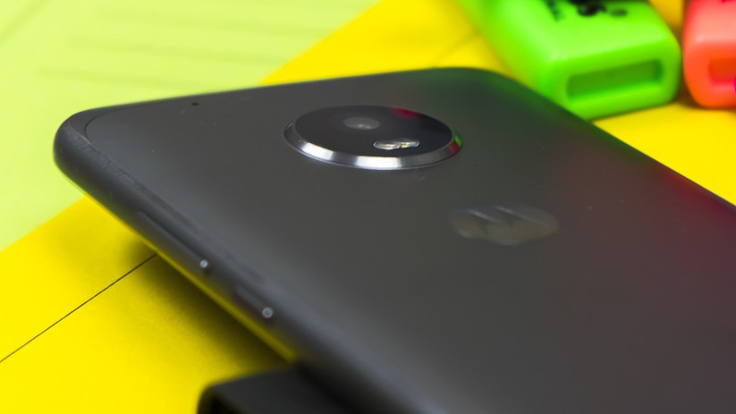 Das Kamera-Modul mit Dual-Blitz steht hinten über.