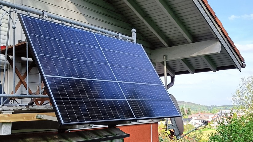 Der Strom vom Balkon muss ohne Speicher direkt verbraucht werden, sonst speist man ihn kostenfrei ins Stromnetz.