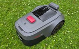 Der Mähroboter Mova Viax 500 navigiert mithilfe von LiDAR und Kameras. Er bietet eine Schnittbreite von 20 cm und mäht Flächen bis zu 600 m².
