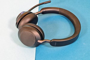 Jabra Evolve2 65 im Test: Gutes und leichtes Headset mit Bluetooth & Dongle