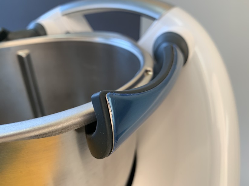 Beim Thermomix wird der Deckel automatisch verschlossen. Krups und Monsieur Cuisine setzen auf mechanische Einrastung.