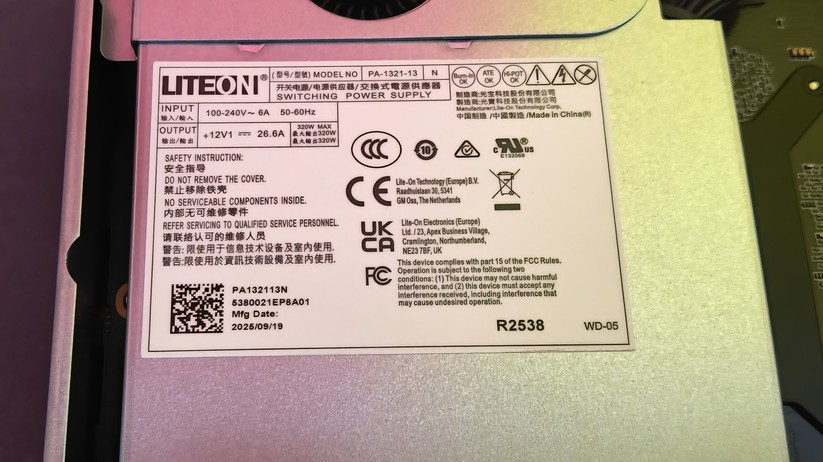 Minisforum MS-S1 Max: Das Liteon-Netzteil bietet eine Leistung von 320 Watt und ist im Gehäuse integriert.