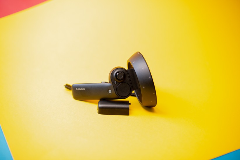 In den runden Kreisen oben am Controller stecken die Sensoren, damit das Headset die Position erkennt. 