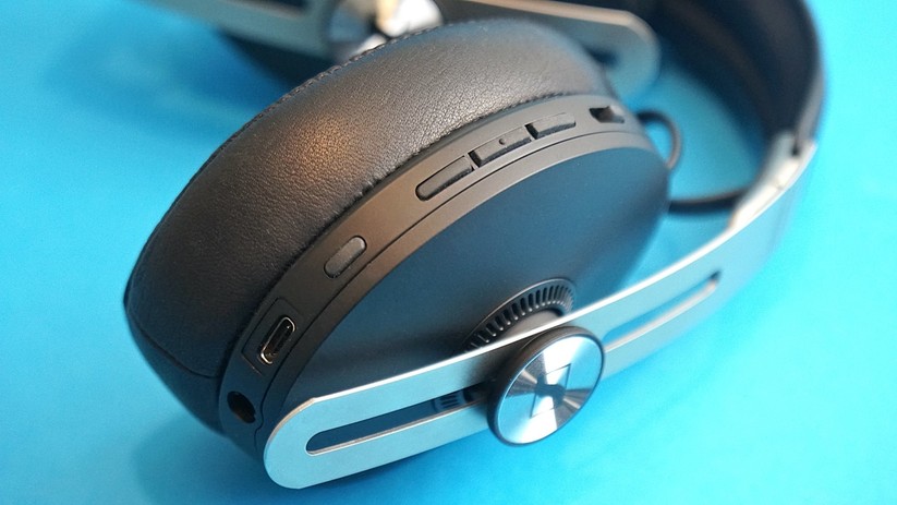 Die Bedienelemente am Sennheiser Momentum 3. 