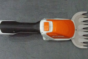 Stihl HSA 26 im Test: Leichte Akku-Gras- und Strauchschere mit Wechselakku