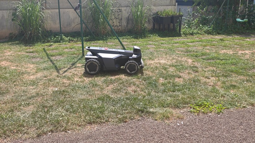 Segway Navimow X420: Großer und schwerer Allrad-Mähroboter mit RTK- und Kamera-Navigation für Rasenflächen bis 2000 m², 42 cm Schnittbreite, lenkbare Vorderräder, aber ohne Kantenschnittoptimierung.
