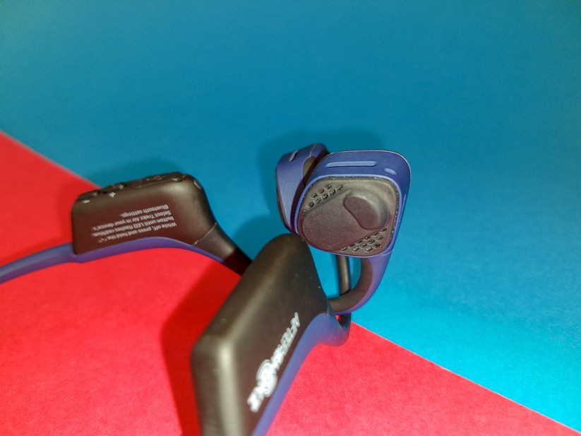 Die Transducer übertragen den Schall per Vibration aufs Innenohr. 