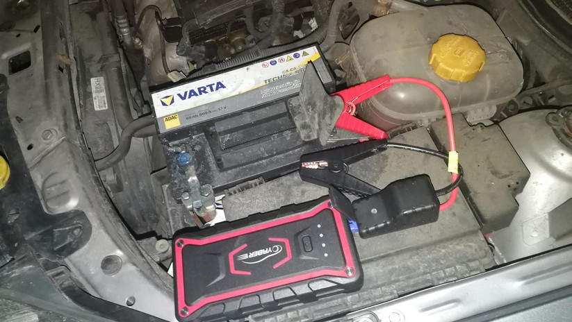 Die Powerbank erweckt die Auto-Batterie als Starthilfe wieder zum Leben