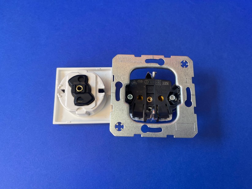 Bei Steckdosen mit erhöhtem Berührungsschutz ist die Kindersicherung im Deckel verbaut.