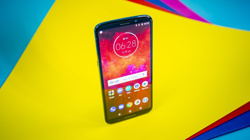 Der Rahmen des Moto Z3 Play ist zeitgemäß dünn.