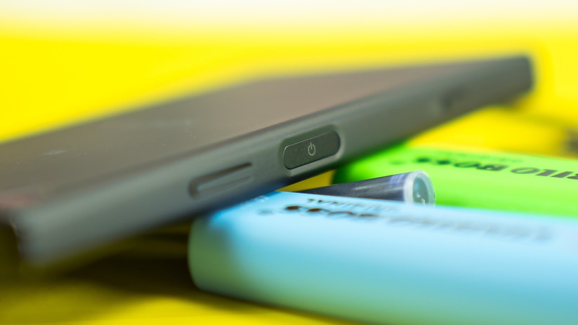 Der Fingerabdrucksensor des Xperia XZ1 Compact sitzt in der Power-Taste und funktioniert sowohl für Rechts- als auch Linkshänder sehr gut.