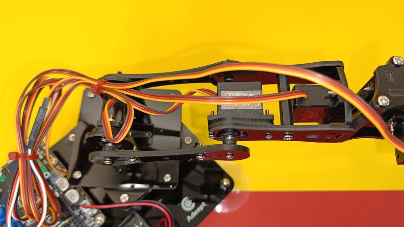 Elektrischer Roboterarm von Adeept.