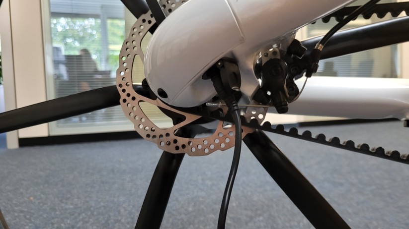 Honbike Uni 4: Den Akku kann man nicht entnehmen. Stattdessen gibt es zum Laden einen Anschluss im hinteren Bereich des Rahmens.