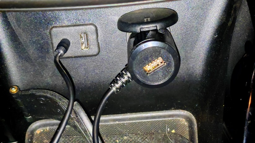 Lamtto RC30: 12-V-Adapter und AUX-Kabel eingesteckt 