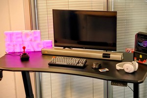 Ultimate Setup im Test: Höhenverstellbarer Schreibtisch für Gamer in Carbonoptik