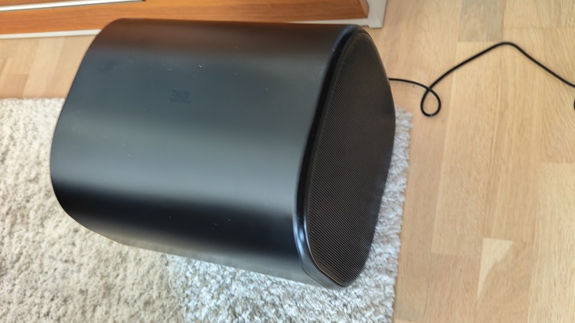 JBL Bar 1300MK2: Der Subwoofer bietet zwei 8-Zoll-Treiber mit insgesamt 1200 Watt Leistung.