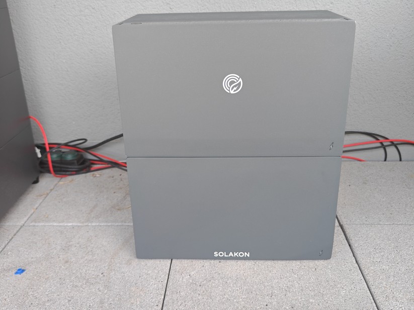 Solakon One: Der in Zusammenarbeit mit FOX Ess entwickelte Speicher bietet vier MPPTs mit einer Eingangsleistung von 2600 Watt, kann mit bis zu 1200 Watt per Stromnetz geladen werden und bietet eine Notstromsteckdose mit 2200 Watt bei Netzanschluss und 1200 Watt im Inselbetrieb. An Schnittstellen bietet Solakon One Bluetooth, LAN und WLAN.