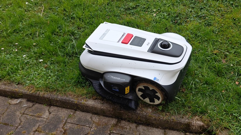 Der Trimmer funktioniert noch nicht perfekt. Aber nach zwei Durchläufen kann sich das Ergebnis sehen lassen. So wenig Nacharbeit an den Kanten bietet bislang kein anderer von uns getester Mähroboter.