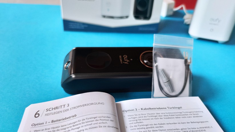 Eufy Video Doorbell Dual 2K: Der integrierte Akku soll für eine Betriebsdauer von bis zu 6 Monate sorgen. Alternativ lässt sich die Türklingel auch ans Stromnetz anschließen. 