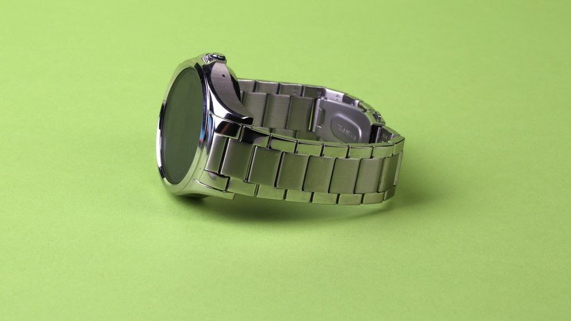 Das quietschenden Armband passt nicht so recht zur ansonsten gut verarbeiteten Uhr.