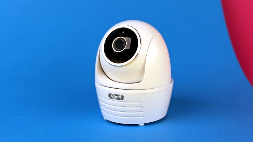 Die Innenkamera ist um 360 Grad dreh- und schwenkbar. Zur Ersteinrichtung ist ein LAN-Kabel nötig, danach verbindet sie sich auf Wunsch auch per WLAN. Die Aufzeichnung erfolgt auf eine hinten eingesteckte microSD-Karte.