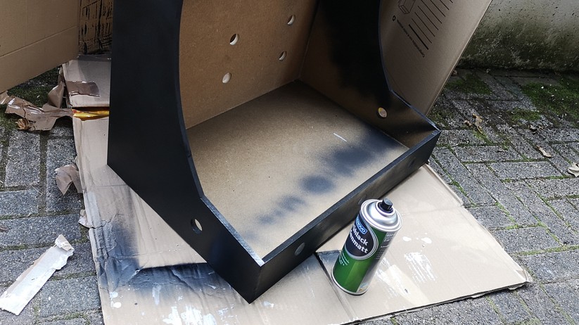 Arcade-Automaten im Retro-Look: Nun kommt LAck auf das Gehäuse. 