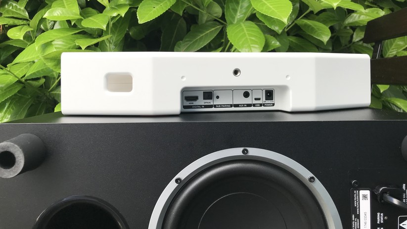 Der Subwoofer strahlt nach unten ab. 