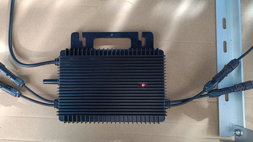 Balkonkraftwerk: Ein Wechselrichter wandelt den von den Solarmodulen erzeugten Gleichstrom in Wechselstrom um, sodass er ins Hausnetz über eine Steckdose eingespeist werden kann.