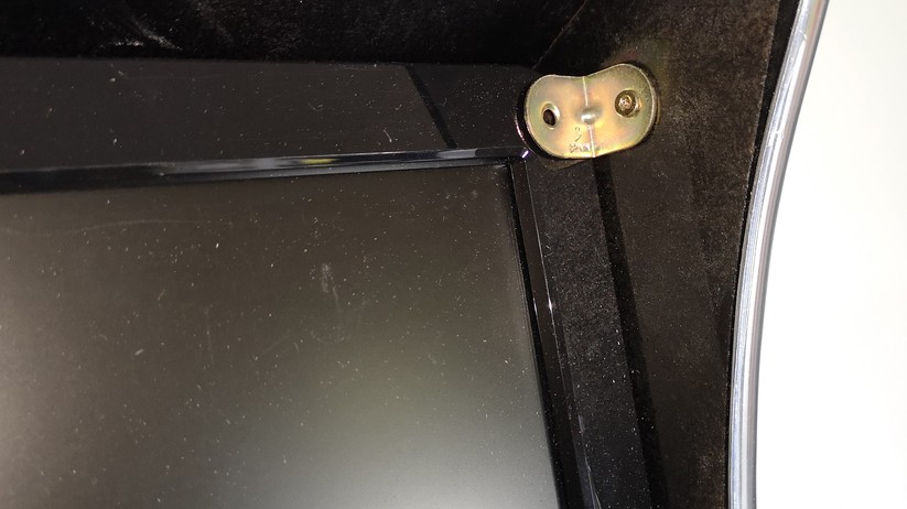 Arcade-Automaten im Retro-Look: Der Monitor ist mit Winkeln am Gehäuse fixiert. 