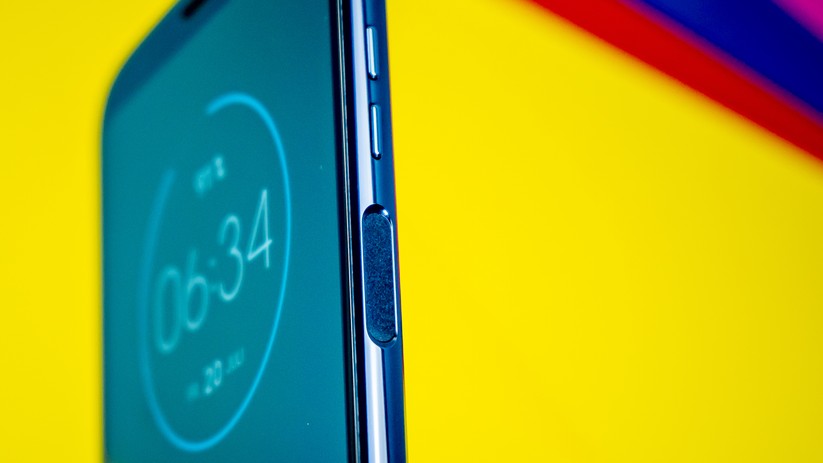 Der Fingerabdrucksensor des Motorola Moto Z3 Play ist auf der rechten Seite.