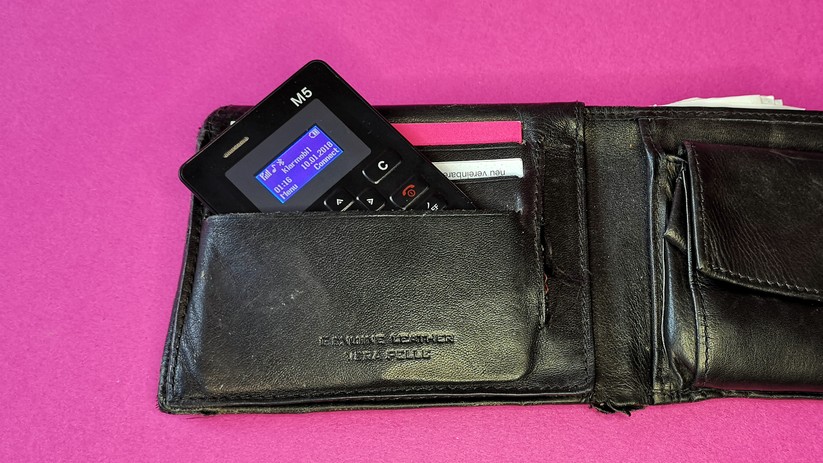Das M5 passt soagr in den Geldbeutel – allerdings empfehlen wir einen anderen Aufbewahrungsort.