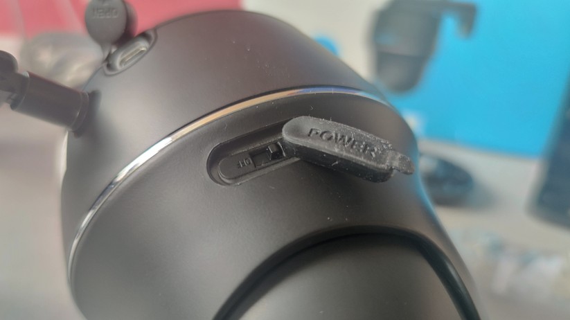 Reolink Argus PT: Die Kamera bietet auch einen mechanischen Ein-/Ausschalter. Eine Gummiabdeckung verhindert das Eindringen von Wasser.