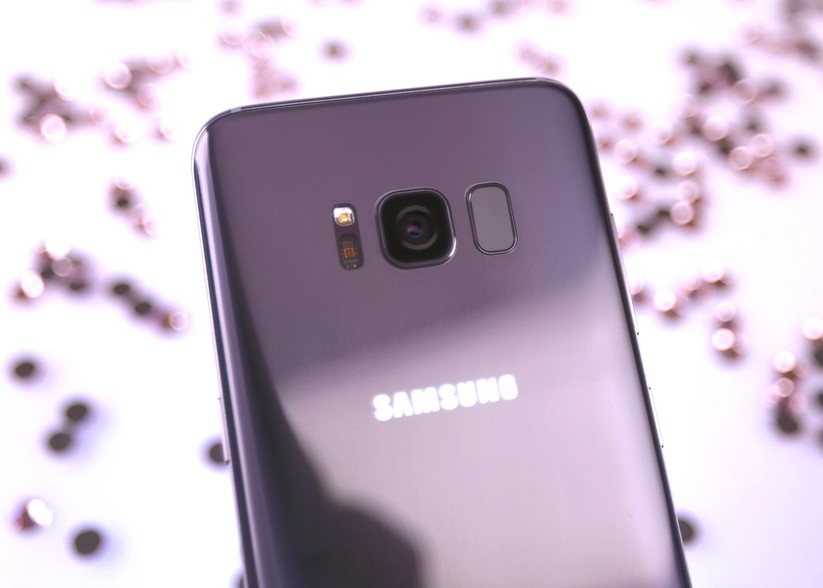 Kameralinse und Fingerabdrucksensor werden durch einen kleinen Rahmen geschützt. 